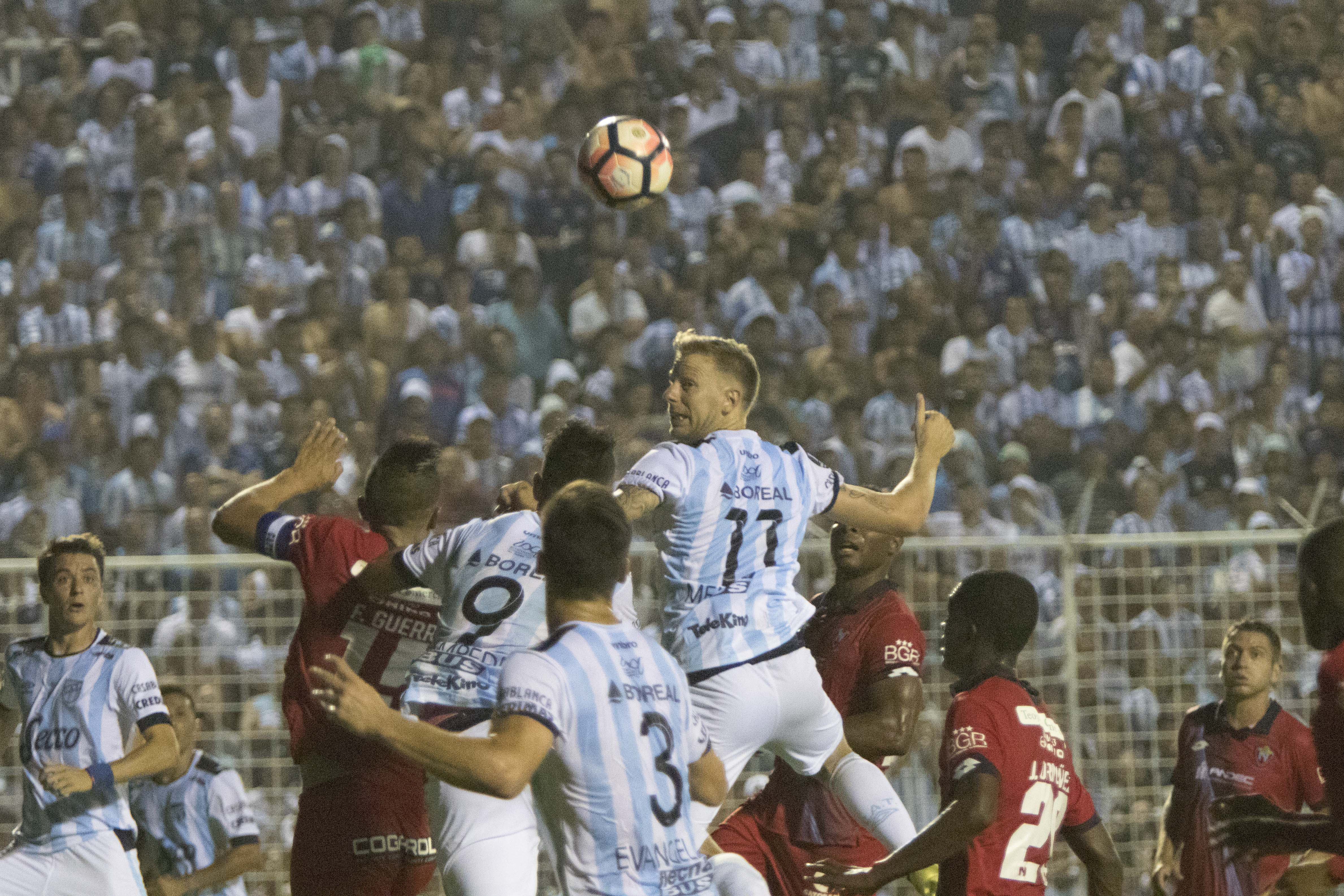 Télam 31/01/2017 Tucumán: Al término del primer tiempo, Atlético Tucumán igula 1 a 1 con  El Nacional de Quito, Ecuador, en el arranque de una de las series de la fase 2 de la Copa Libertadores. Foto: Julio Pantoja/jcp
