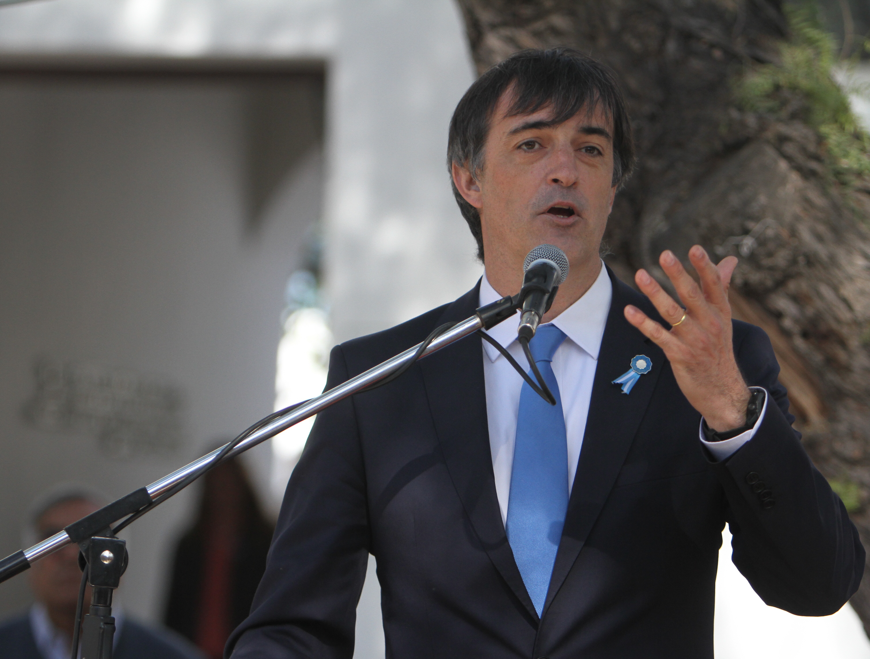 En cada provincia. El ministro Bullrich afirmó que el Gobierno nacional va a garantizar que se cumpla con el salario mínimo para los docentes en las paritarias que se realizarán en cada provincia, cuya suma se fija en 9.672 pesos.