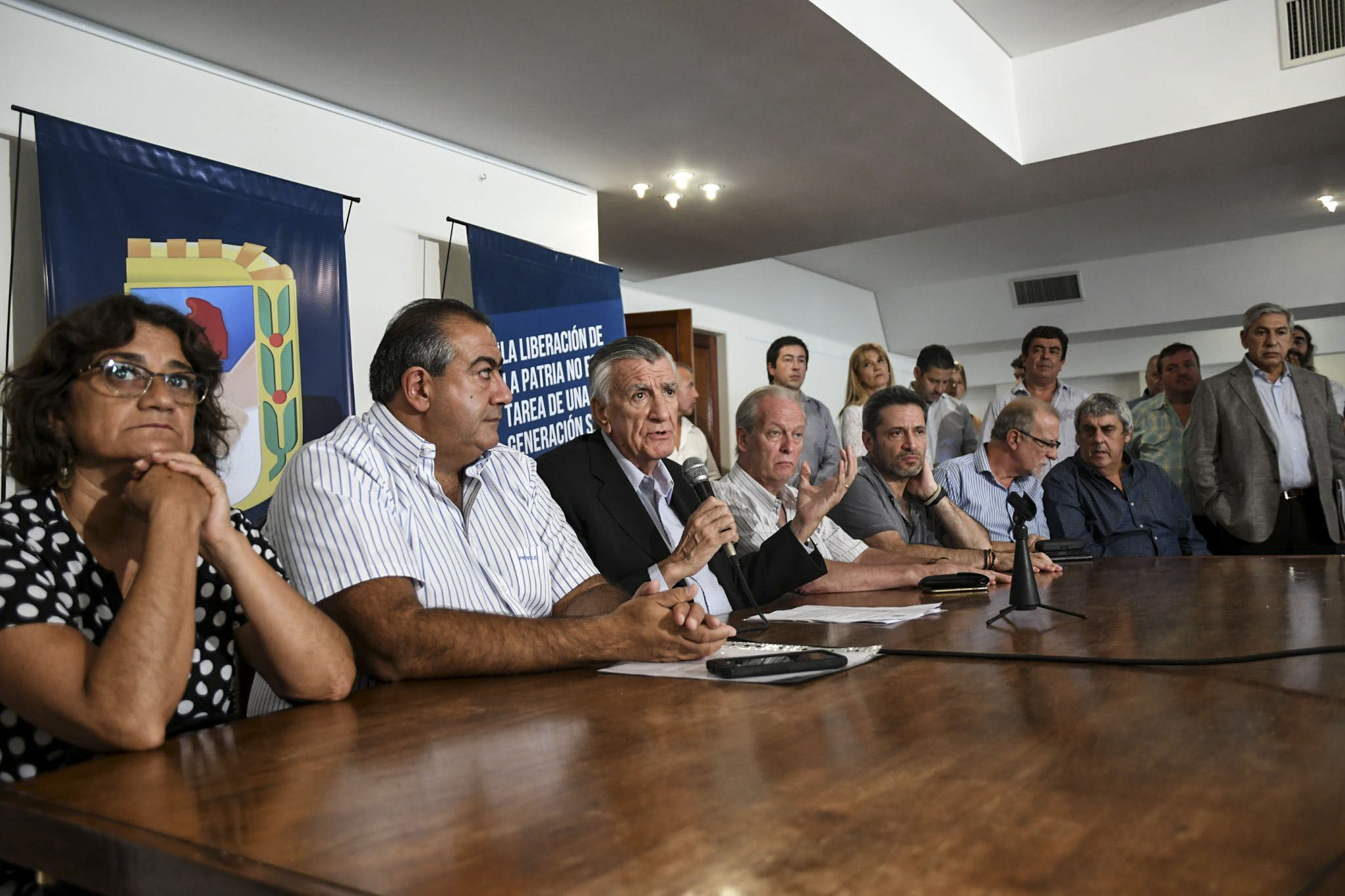 Télam 20/02/2017 Buenos Aires: El Partido Justicialista expresó hoy su apoyo 'orgánico e institucional a la marcha de protesta por la situación económica y social a la que convoca la CGT el 7 de marzo, según quedó establecido en la reunión que mantuvieron las autoridades nacionales del peronismo y la cúpula de la central sindical en la sede de la calle Matheu 130.  El presidente del PJ realiza una conferencia de prensa para anunciar su apoyo.Foto: Osvaldo Fanton/Télam/amb
