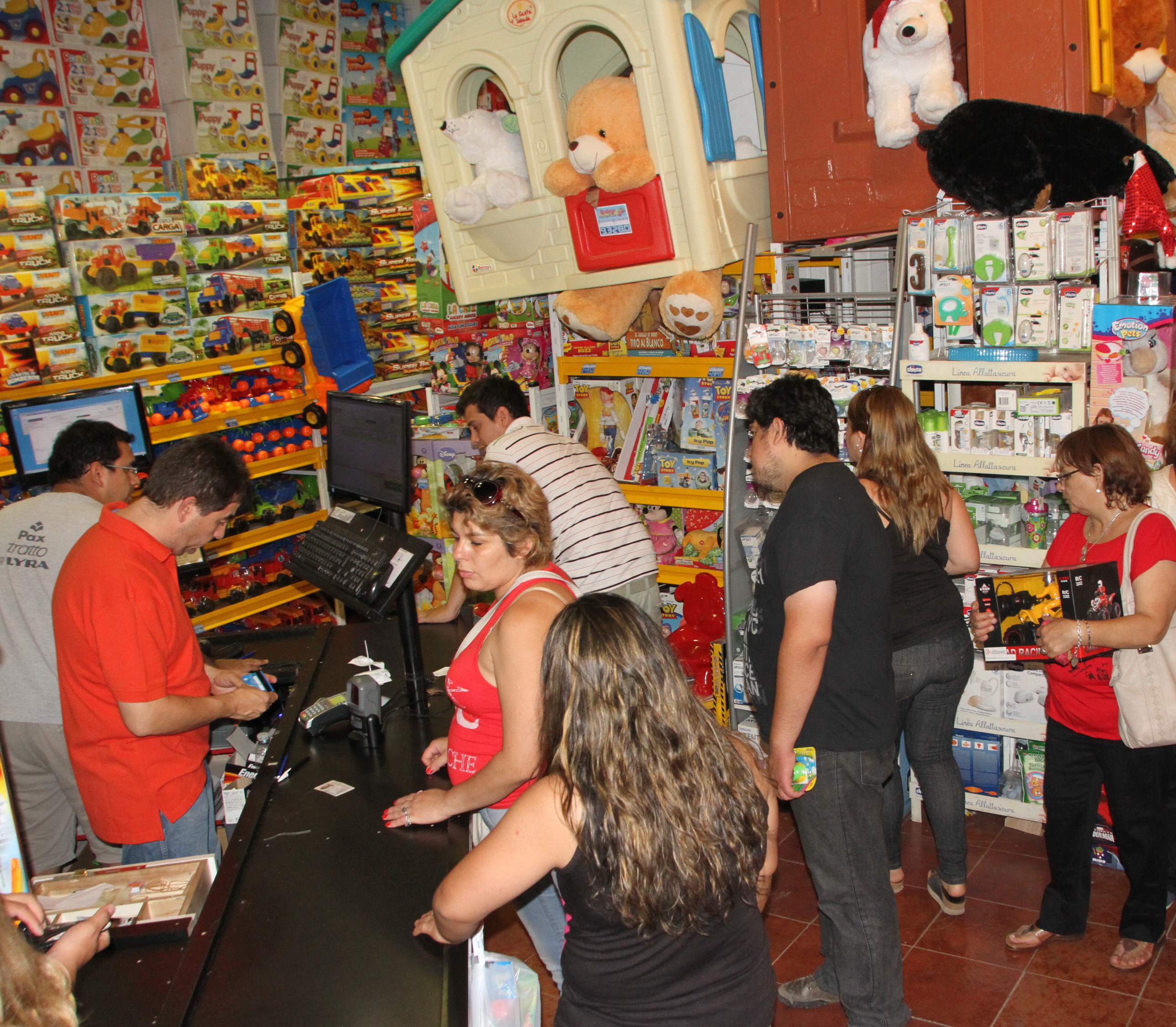 Ejemplo. Las ventas del comercio constituyen una de las actividades gravadas con Ingresos Brutos en San Juan. Como es el sostén de los ingresos locales, en el Gobierno se oponen a modificarlo. Ejemplo. Las ventas del comercio constituyen una de las actividades gravadas con Ingresos Brutos en San Juan. Como es el sostén de los ingresos locales, en el Gobierno se oponen a modificarlo.