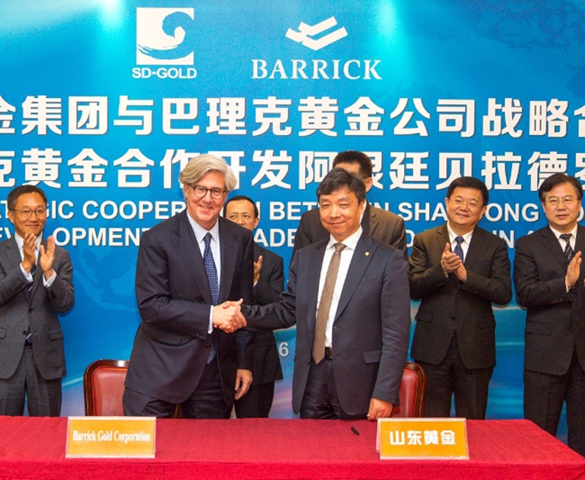 Firma. Ayer a primera hora Barrick avisó que había firmado con una empresa china la venta del 50 por ciento de las acciones de la mina sanjuanina. Firma. Ayer a primera hora Barrick avisó que había firmado con una empresa china la venta del 50 por ciento de las acciones de la mina sanjuanina.