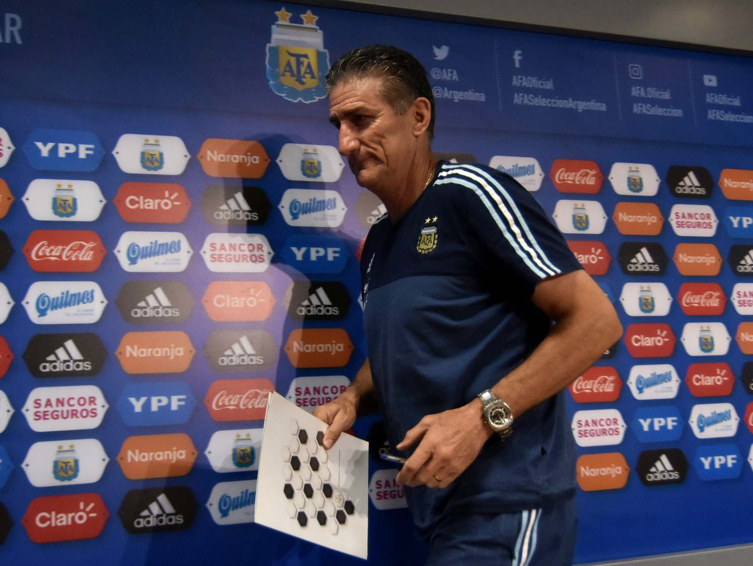 Se fue. Oficialmente Edgardo Bauza dejó de ser el técnico del seleccionado argentino de fútbol. Así lo confirmó el presidente de AFA, Claudio Tapia.