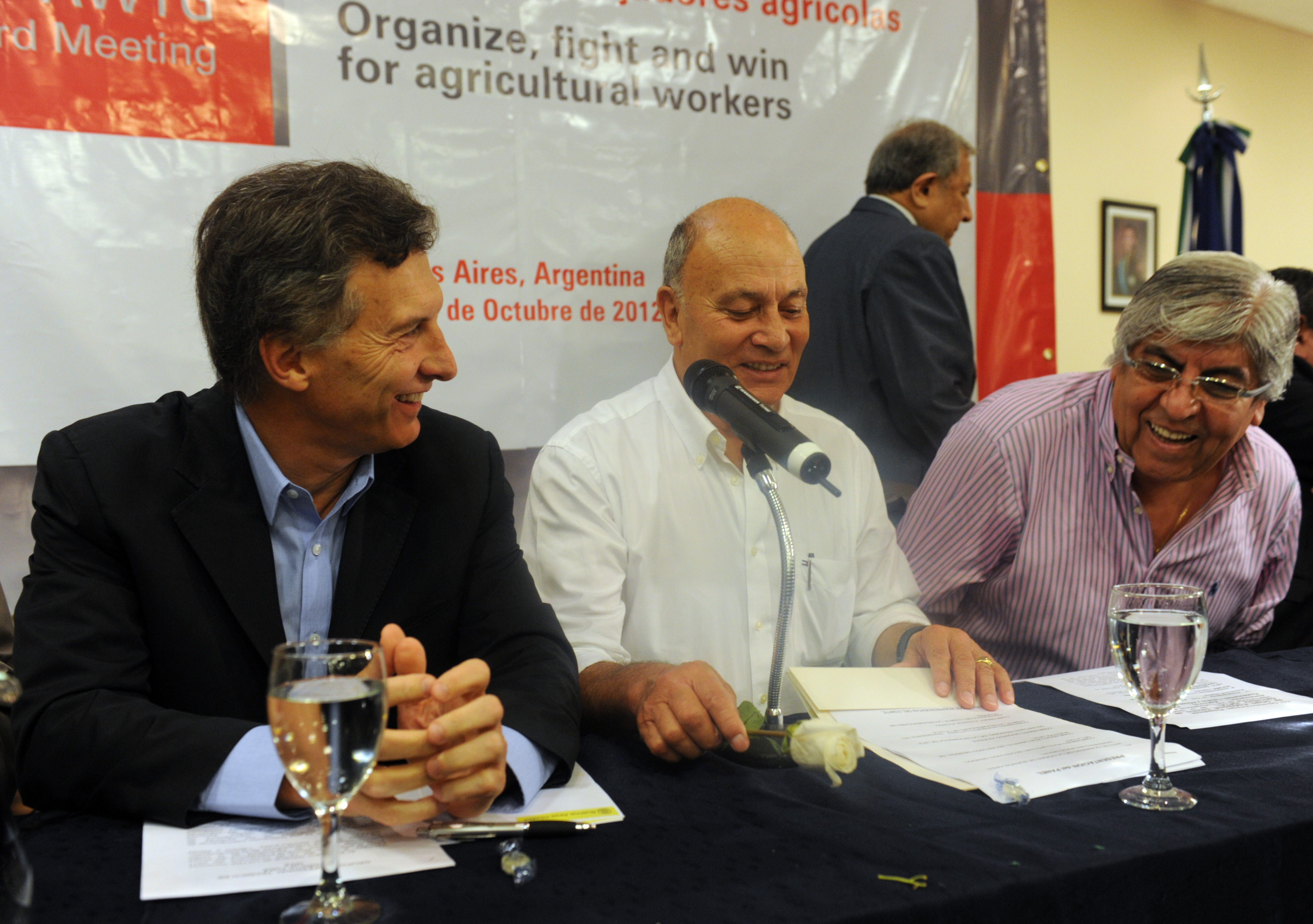 Juntos. Macri, Venegas (al centro) y Hugo Moyano, en un acto sindical en 2012. Ahora las expectativas están en Ferro.