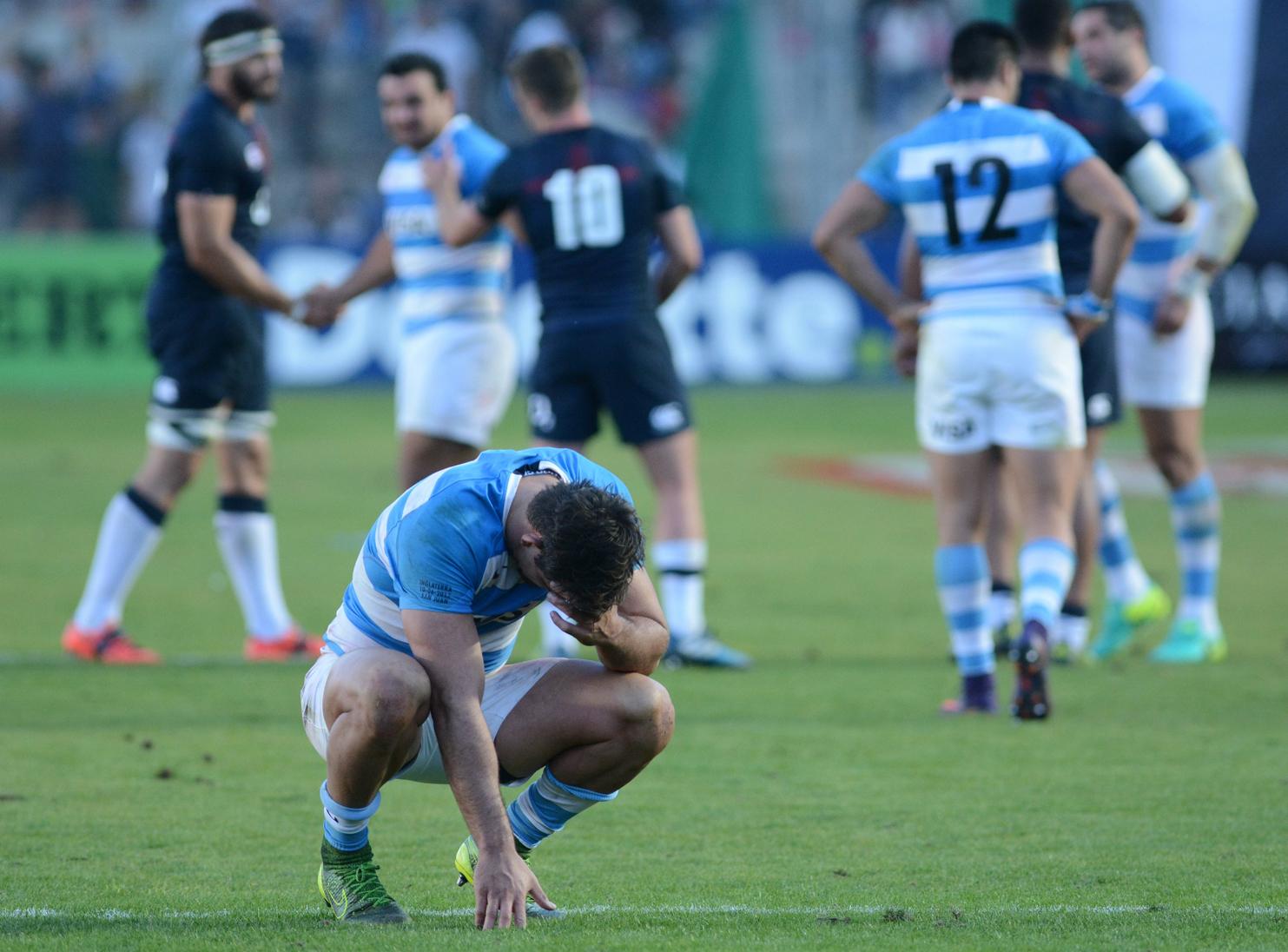 Lo dejó ir. Jerónimo De la Fuente se lamenta ante la caída. Los Pumas lo tuvieron en la mano, pero dejaron escapar un triunfo que parecía consumado.