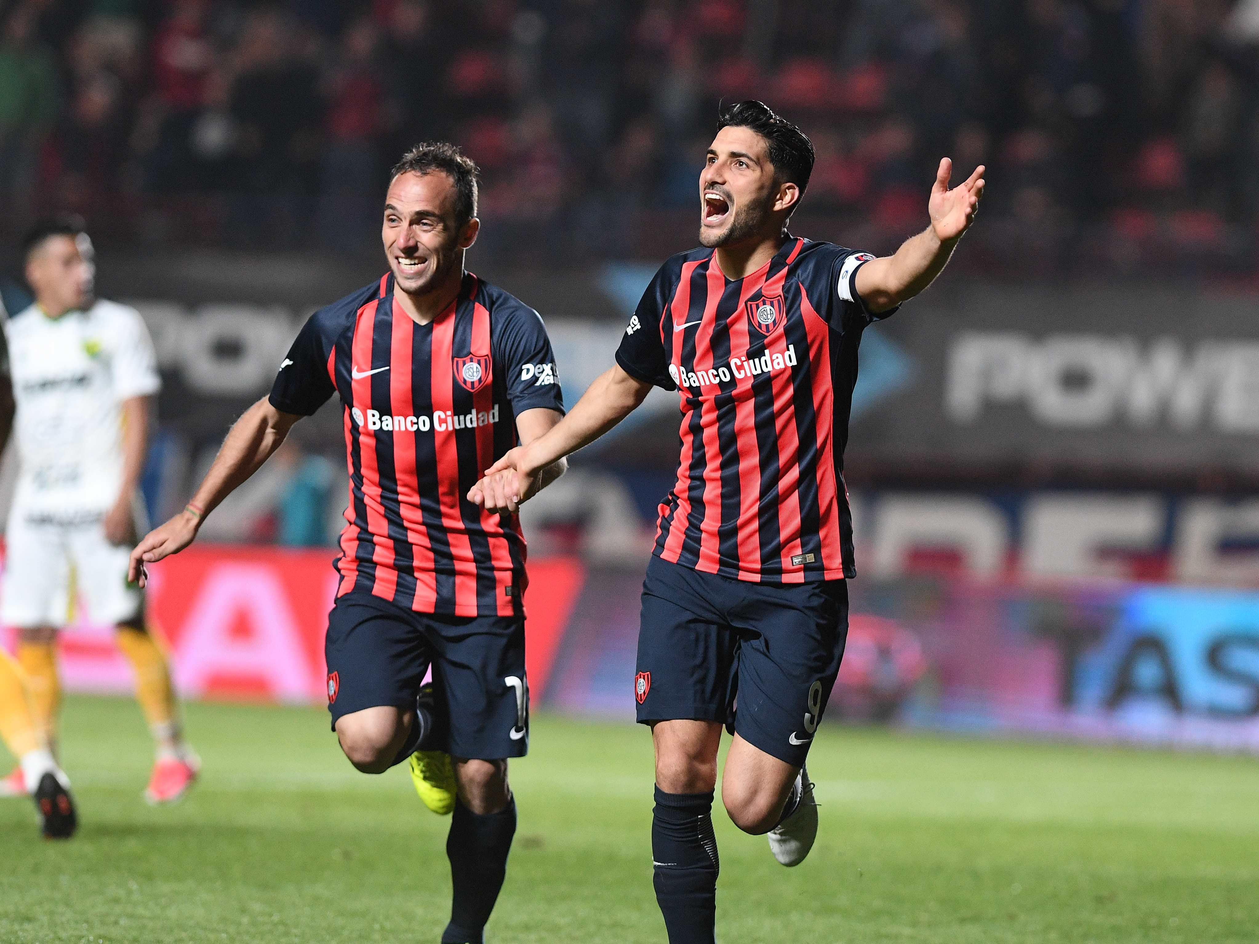 Télam 13/10/2017     Buenos Aires: Blandi festeja con sus compañeros su tanto que le permite a San Lorenzo ampliar transitoriamente la ventaja por 2-0 ante Olimpo de Bahía Blanca por la sexta fecha de la Superliga. foto gomez/ jr