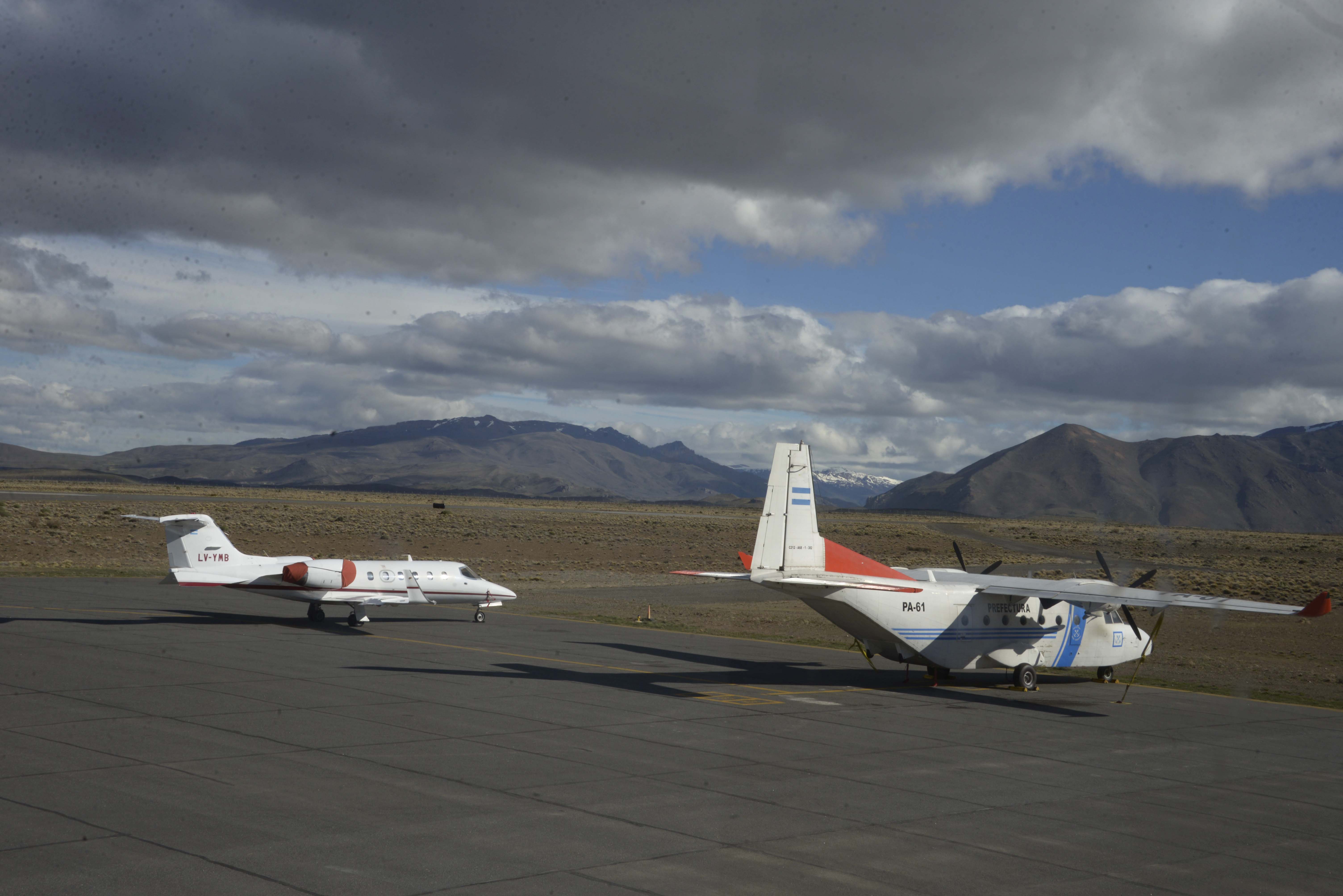 Telam 18/10/2017 Esquel: Avión sanitario en el cual será llevado el cuerpo encontrado en el río Chubut para realizarle la autopsia y saber si es Santiago Maldonado. Foto: enviada especial/Alejandra Bartoliche/telam/cf
