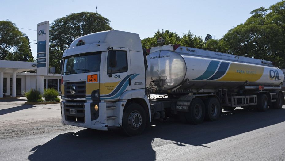 Rosario, 22 de diciembre de 2017La Refineria de OIL Combustibles hubicada en la Ciudad San Lorenzo distante a unos 50 km de Rosario esta en alerta permanente por despidos ya que su dueño cristobal Lopez quedo detenido por la justicia.-Foto: JUAN JOSE GARCIA Rosario, 22 de diciembre de 2017La Refineria de OIL Combustibles hubicada en la Ciudad San Lorenzo distante a unos 50 km de Rosario esta en alerta permanente por despidos ya que su dueño cristobal Lopez quedo detenido por la justicia.-Foto: JUAN JOSE GARCIA