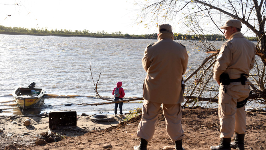 Rosario, 16 de Julio de 2018La región está conmocionada por la tragedia ocurrida este domingo en la zona de la Bajada Colacho de Pueblo Esther, cuando un paseo de pesca terminó con un muerto y cuatro personas desaparecidas. Esta mañana se reinició la búsqueda a cargo de guardacostas y buzos tácticos de Prefectura, mientras en la zona de la costa familiares de los desaparecidos aguardaban por noticias.-Foto: JUAN JOSE GARCIA