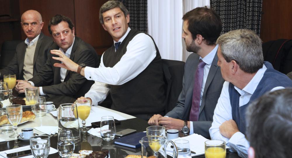 zzzznacp2 NOTICIAS ARGENTINAS BAIRES, AGOSTO 23:  El secretario de Hacienda de la Nación, Rodrigo Pena; Alejandro Caldarelli, secretario de Provincias y Municipios del Ministerio del Interior; Paulino Caballero, subsecretario de Relaciones con Provincias, encabezan una reunion con ministros de economia de las provincias para para determinar cómo será el ajuste fiscal del Presupuesto 2019, que se desarrolla en la casa de Salta en Buenos Aires.Foto NA: Pablo Stubrin zzzz