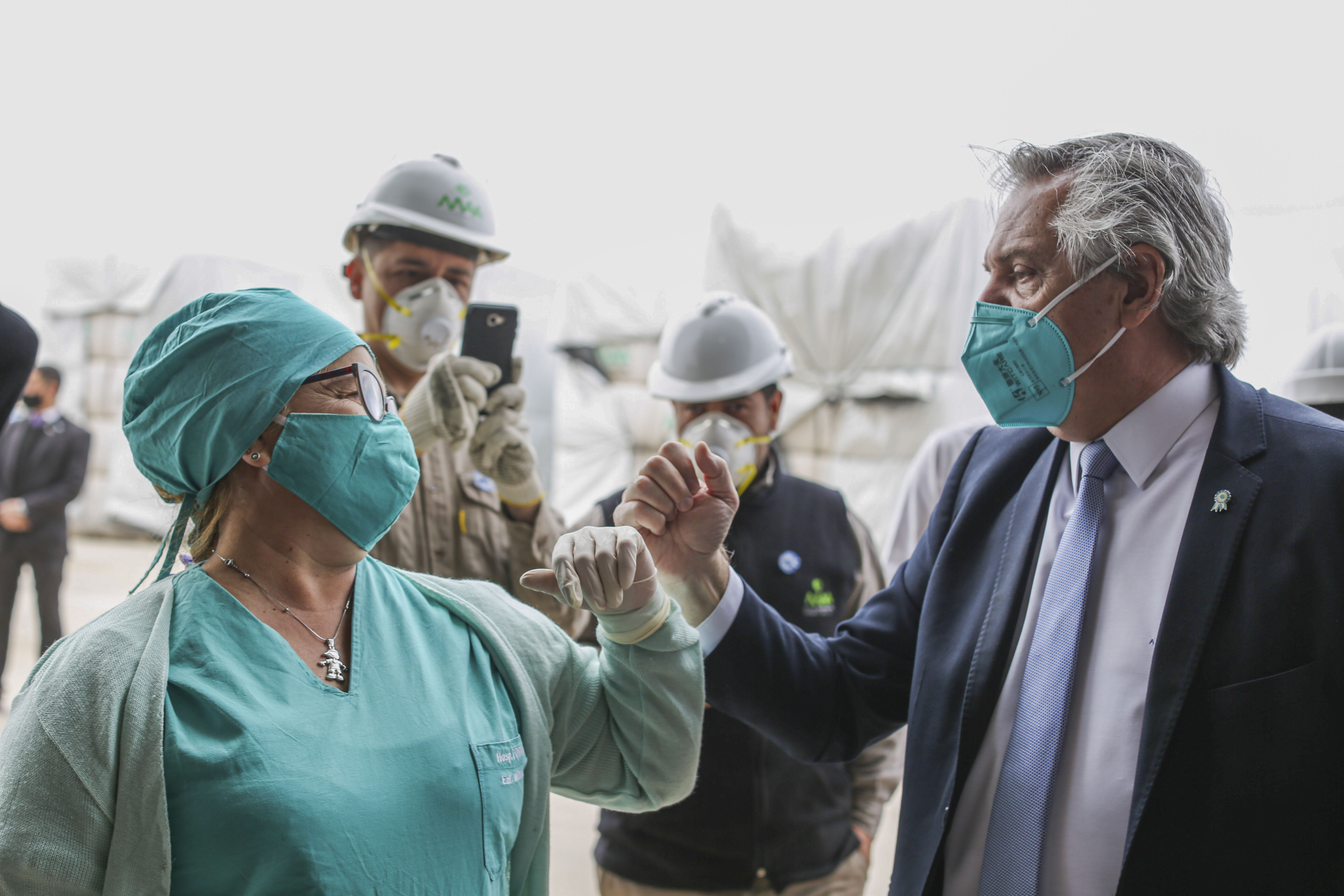 Santiago del Estero: El presidente, Alberto Fernández , se saluda con una trabajadora de la salud, durante su primer recorrido presidencial en el marco de  la emergencia sanitaria por el COVID 2019. Foto: Presidencia/teálm/aa 21052020