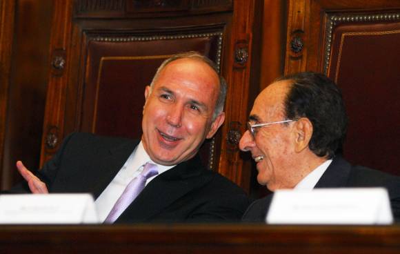 En sintonía. El presidente de la Corte Ricardo Lorenzetti -izquierda- dialoga con el juez Carlos Fayt. La Suprema Corte abrió la puerta para que la Ley de Medios entre en vigencia ya que el fallo de ayer sienta precedente. En sintonía. El presidente de la Corte Ricardo Lorenzetti -izquierda- dialoga con el juez Carlos Fayt. La Suprema Corte abrió la puerta para que la Ley de Medios entre en vigencia ya que el fallo de ayer sienta precedente.