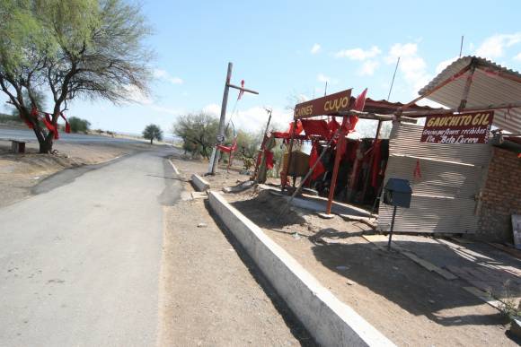 Compartida. Si bien la Senda del Peregrino fue construida para las personas que caminan o van en bicicleta hasta la Difunta Correa, el paraje del Gauchito Gil también fue beneficiado: quedó justo en medio del camino.