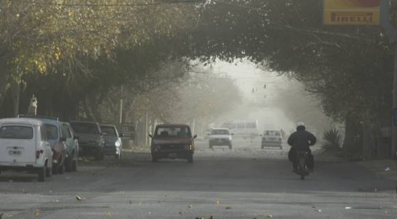 VENTOSO. El tránsito se hizo difícil cerca del mediodía. La tierra y las hojas que levantó el viento provocaron una reducción de la visibilidad. VENTOSO. El tránsito se hizo difícil cerca del mediodía. La tierra y las hojas que levantó el viento provocaron una reducción de la visibilidad.