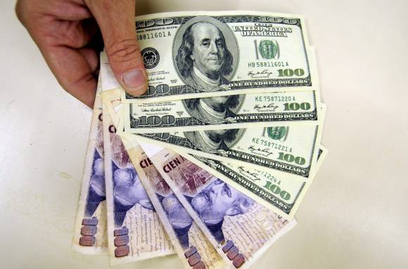Cada vez más alto. El dólar paralelo sigue sin encontrar un tope y cada vez cotiza más alto. Ayer, por los rumores de nuevas medidas de restricciones cambiarias impulsaron la demanda y lo hicieron llegar a los 9,63 pesos.