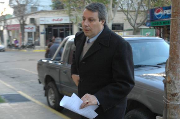 Cita. El rector Nasisi, por entonces decano de la Facultad de Ingeniería, tuvo que ir a declarar en junio del 2010 por la causa. El juez considera que no tuvo responsabilidad penal en la muerte. Cita. El rector Nasisi, por entonces decano de la Facultad de Ingeniería, tuvo que ir a declarar en junio del 2010 por la causa. El juez considera que no tuvo responsabilidad penal en la muerte.