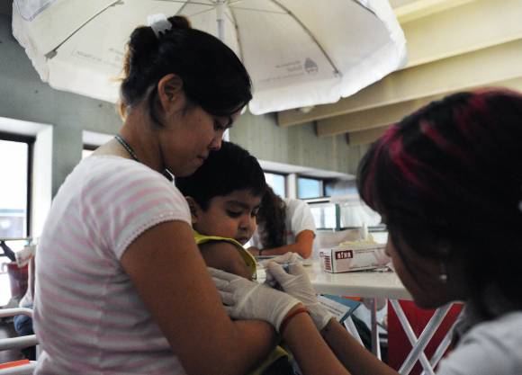 Operativo. En varios lugares del país hay operativos de vacunación contra la Gripe A. Entre ellos, la terminal de ómnibus de la ciudad de Buenos Aires (foto). Operativo. En varios lugares del país hay operativos de vacunación contra la Gripe A. Entre ellos, la terminal de ómnibus de la ciudad de Buenos Aires (foto).