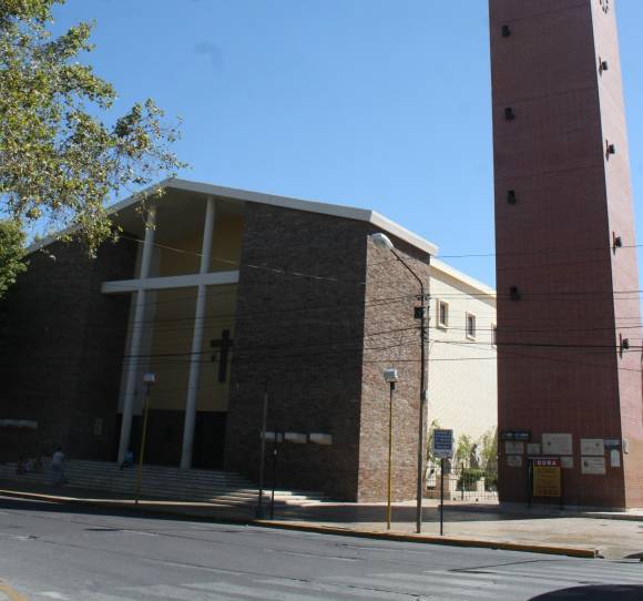 Jesuitas, en la Catedral: Primero hicieron misiones temporarias en San Juan. Luego, a pedido de los fieles, se instalaron en la provincia y crearon un colegio y una iglesia. Después de la primera retirada en 1666, regresaron y abrieron la primera escuela de Leer y Escribir. En 1712 comenzaron la construcción de la nueva iglesia, donde hoy está la Catedral, que con el terremoto del ‘44 quedó reducida a escombros.