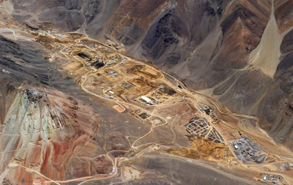 Barrick desaceleró Pascua-Lama y ahora la fecha de inicio de producción es mediados de 2016. La compañía anuncio que vendrá ‘’una reducción en el equipo del proyecto’’, porque la construcción se extiende por más tiempo. Barrick desaceleró Pascua-Lama y ahora la fecha de inicio de producción es mediados de 2016. La compañía anuncio que vendrá ‘’una reducción en el equipo del proyecto’’, porque la construcción se extiende por más tiempo.