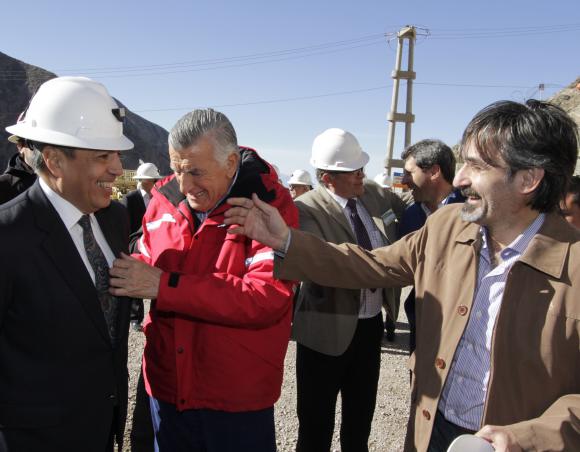 El sanjuanino Hernán Vera, vicepresidente de Yamana en Gualcamayo, acompañó a Gioja y Mayoral en toda la visita al campamento minero. El sanjuanino Hernán Vera, vicepresidente de Yamana en Gualcamayo, acompañó a Gioja y Mayoral en toda la visita al campamento minero.