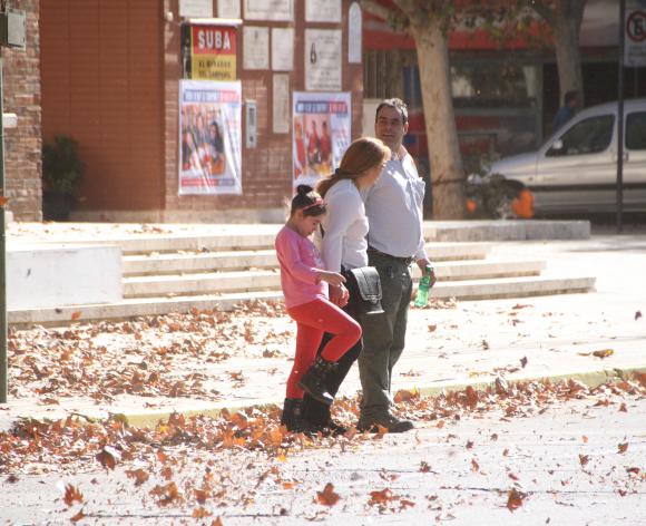 POSTAL. Por el viento, fue usual ver ayer el piso cubierto de hojas amarillas. Las ráfagas más fuertes llegaron al centro cerca del mediodía y siguieron durante la siesta. POSTAL. Por el viento, fue usual ver ayer el piso cubierto de hojas amarillas. Las ráfagas más fuertes llegaron al centro cerca del mediodía y siguieron durante la siesta.