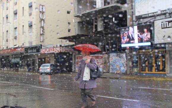 PRECAVIDOS. Como la lluvia arrancó el martes pasado y se mantuvo hasta la mañana de ayer, varias personas salieron equipadas con paraguas.
