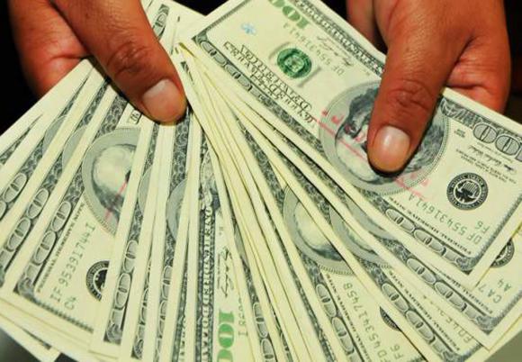 Es la cuarta. Es la cuarta jornada consecutiva en que la divisa opera en el mercado paralelo con tendencia alcista. El lunes pasado, el dólar blue había cerrado a 15,84 pesos.