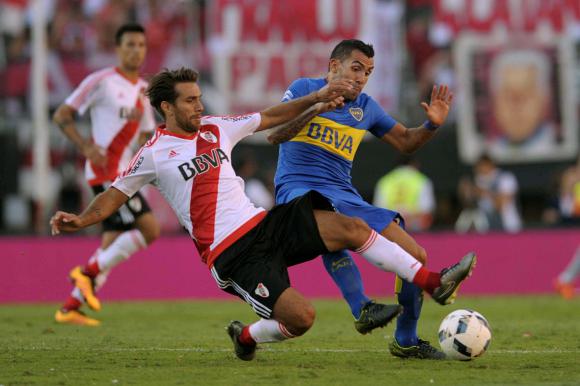 Una muestra. Carlos Tevez, de Boca, es marcado de cerca por Leonardo Ponzio, de River. El superclásico defraudó por su escaso juego en el Monumental y dejó claramente al Xeneize más conforme con el punto.