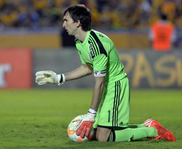 EN ESPERA. Si bien se descartó una lesión ósea en el arquero Barovero, tiene un traumatismo intercostal que lo dejó en duda para el partido ante Patronato.