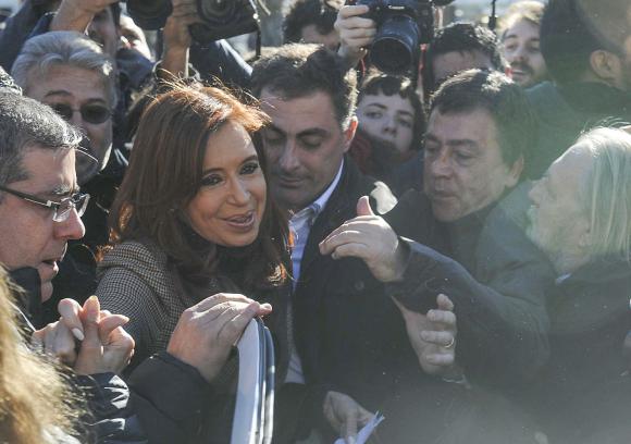Respaldo. Salida de la expresidenta Cristina Fernández de Kirchner de los tribunales de Comodoro Py. Varios simpatizantes se acercaron a alentarla.