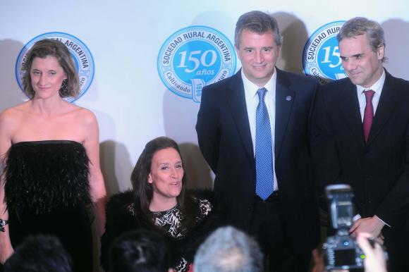 La vicepresidente de la Nación, Gabriela Michetti, junto al presidente de la Rural, Luis Miguel Etchevehere, y Juan Tonelli