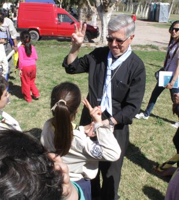 Una visita�Durante toda la mañana monseñor Alfonso Delgado acompañó a los chicos que participaron del campamento. Con un pañuelo colgado en el cuello y con los típicos saludos de los scouts, la máxima autoridad de la Iglesia en San Juan, se divirtió y hasta compartió el almuerzo con los integrantes de los distintos grupos.