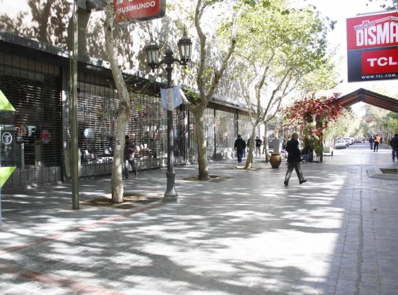 Cerrados: vista de la Peatonal sanjuanina el año pasado, para la celebración del empleado de comercio. En los shoppings sólo abrieron los cines.